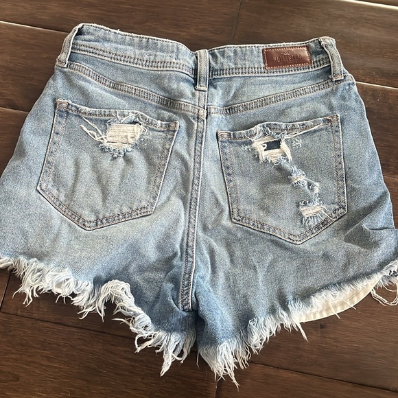 Hollister distressed Jean shorts - Picture 2 of 3